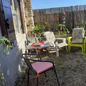 https://petite-maison-dans-la-campagne-a-10-mn-a-pied-du-centre-ville.fr-provencehotel.com